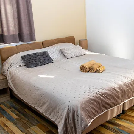 Navial 1 בית הארחה גברובו