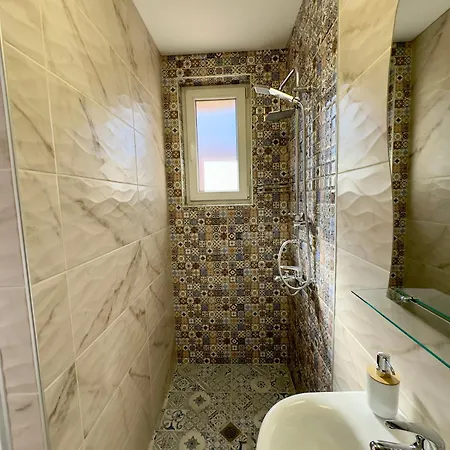 Navial 1 3* גברובו