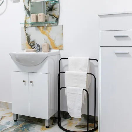 Navial 1 3* גברובו