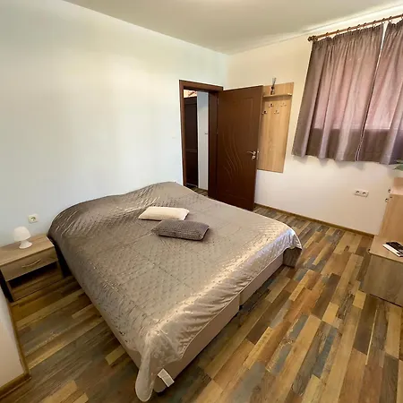 Navial 1 בית הארחה גברובו