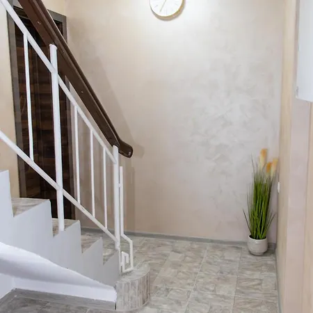 Navial 1 בית הארחה גברובו